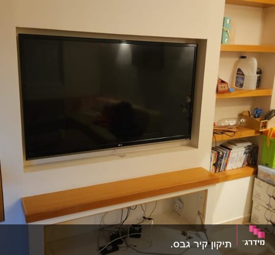 טלוויזיה מותקנת על קיר גבס עם מדפים